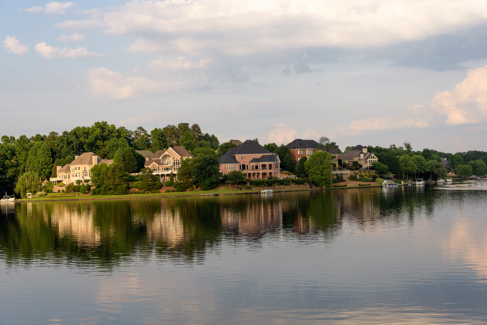 Luxury Lakefront houses in Atlanta suburbs